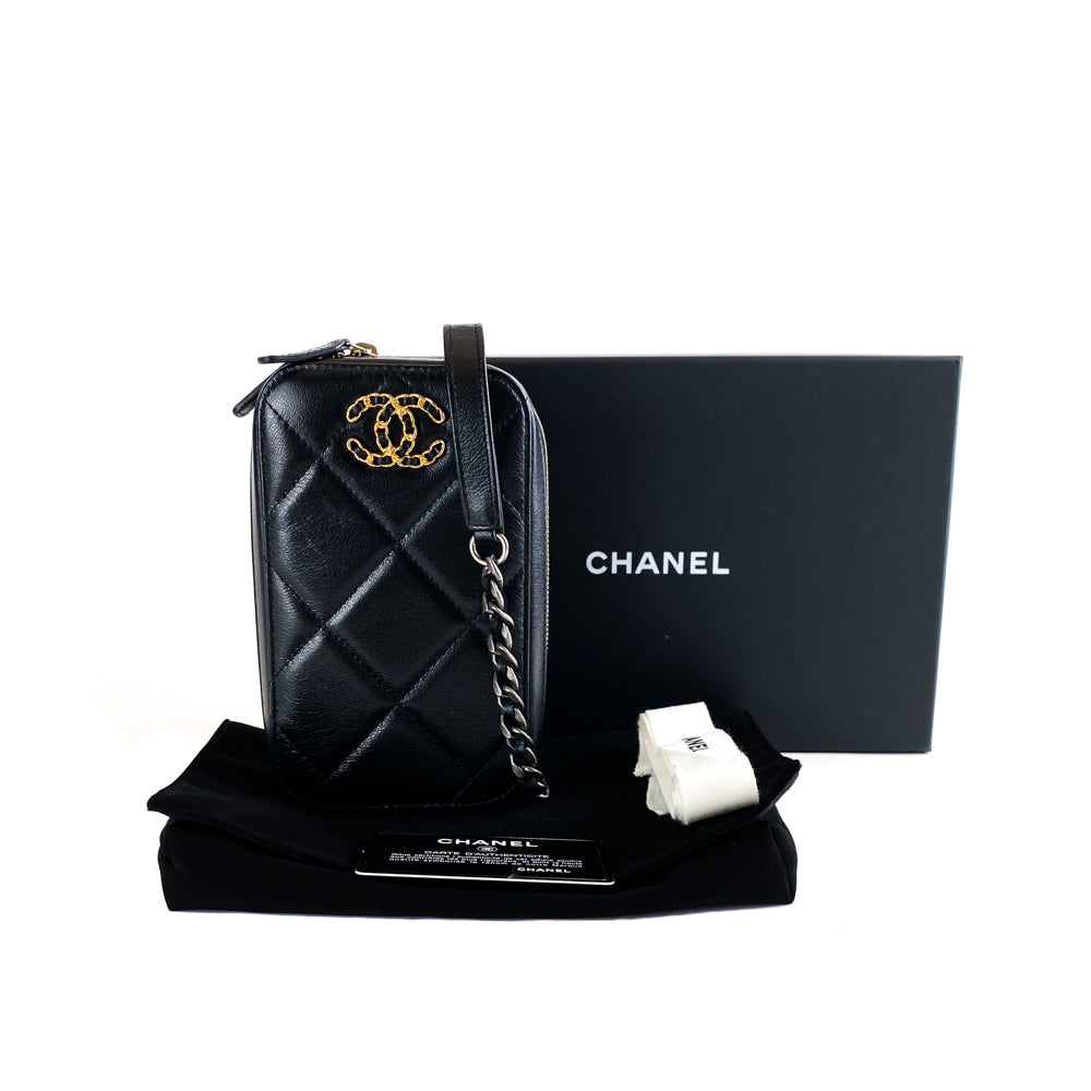 Chanel Quilted Pearl Chain Phone Bag Black Lambskin ref.776007 - Joli Closet